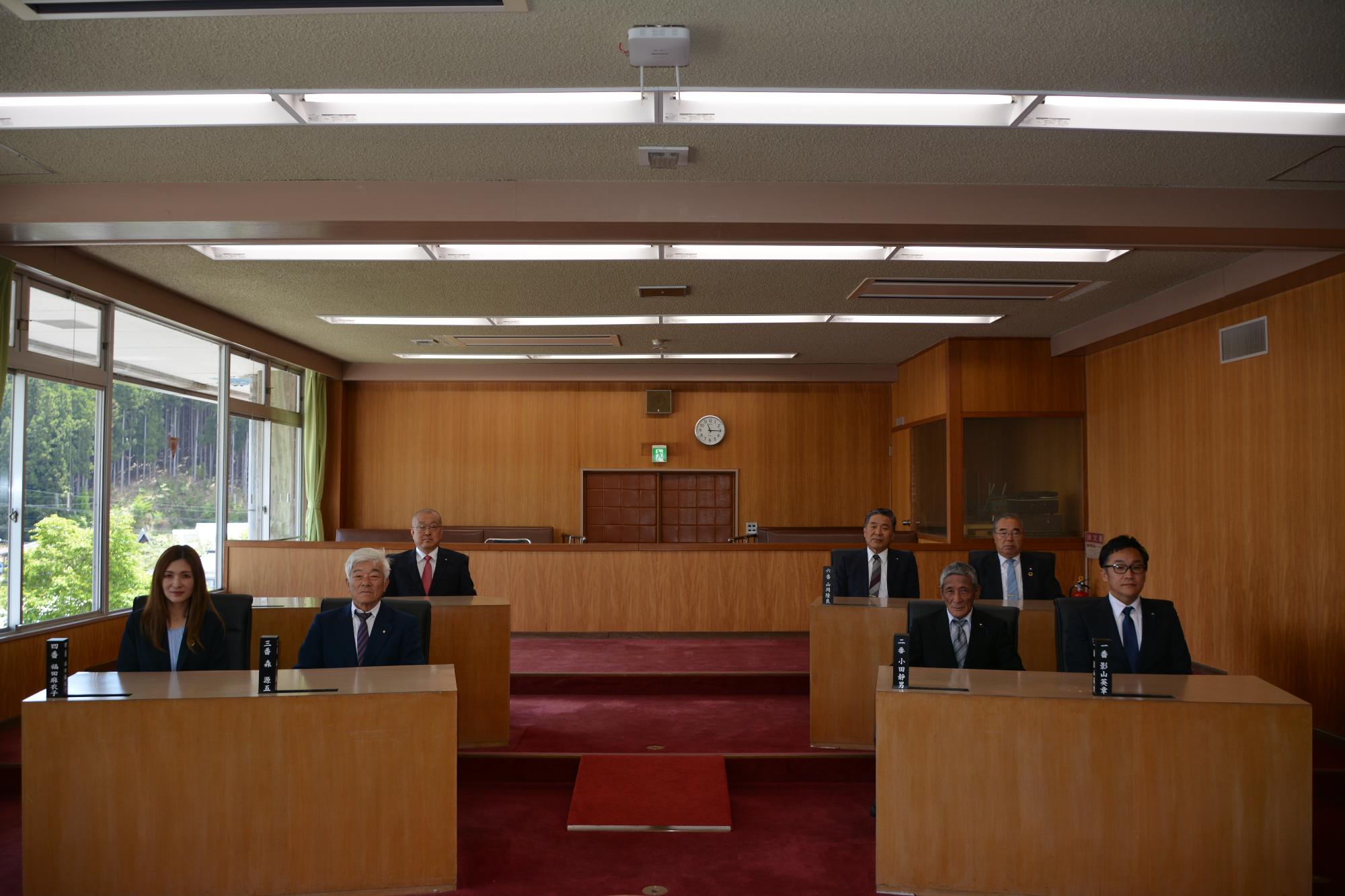 村議員と議場全体の画像
